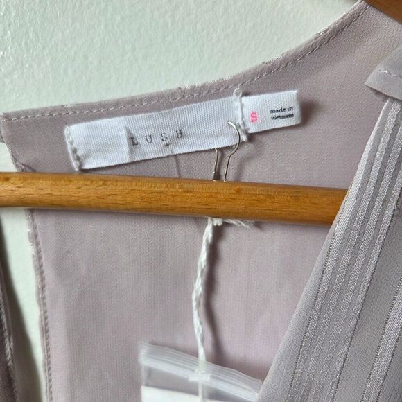 NWT LUSH V NECK LONGSLEEVES TOP SILVER THREAD SIZE SMALL - Picture 10 of 13